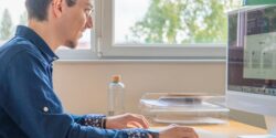 Notre développeur web en pleine optimisation de l'UX Design sur un site web