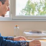 Notre développeur web en pleine optimisation de l'UX Design sur un site web