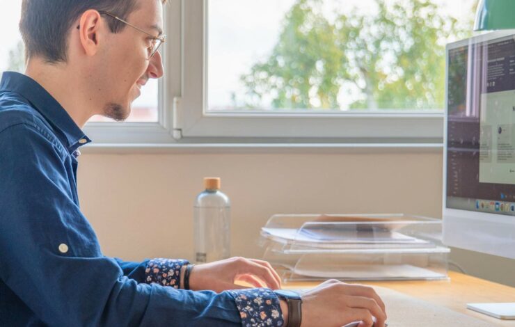 Notre développeur web en pleine optimisation de l'UX Design sur un site web