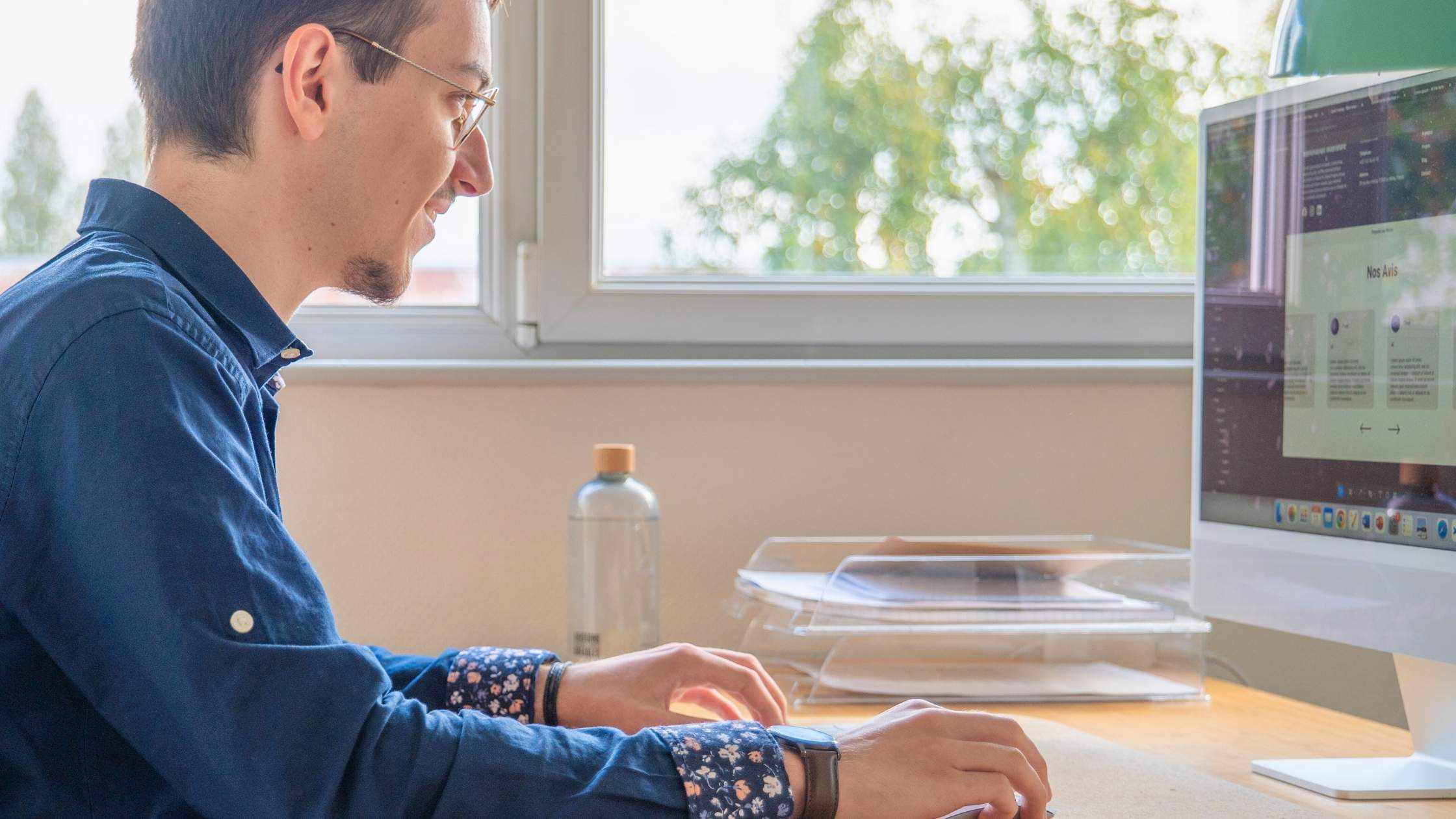Notre développeur web en pleine optimisation de l'UX Design sur un site web