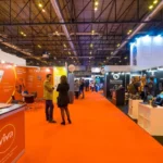 Supports de communication pour stand lors d'un salon professionnel.