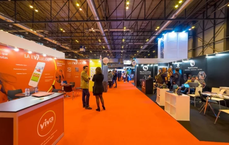 Supports de communication pour stand lors d'un salon professionnel.