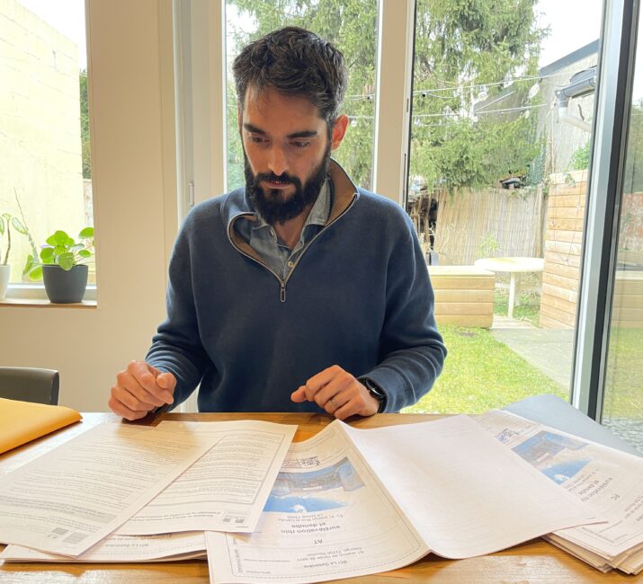 Antoine Ansquer architecte à son bureau