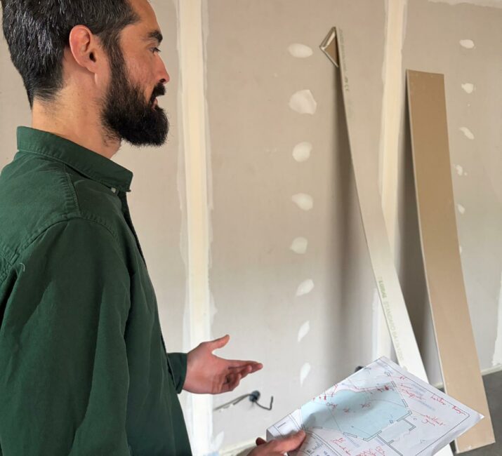 Antoine Ansquer avec plans sur un chantier